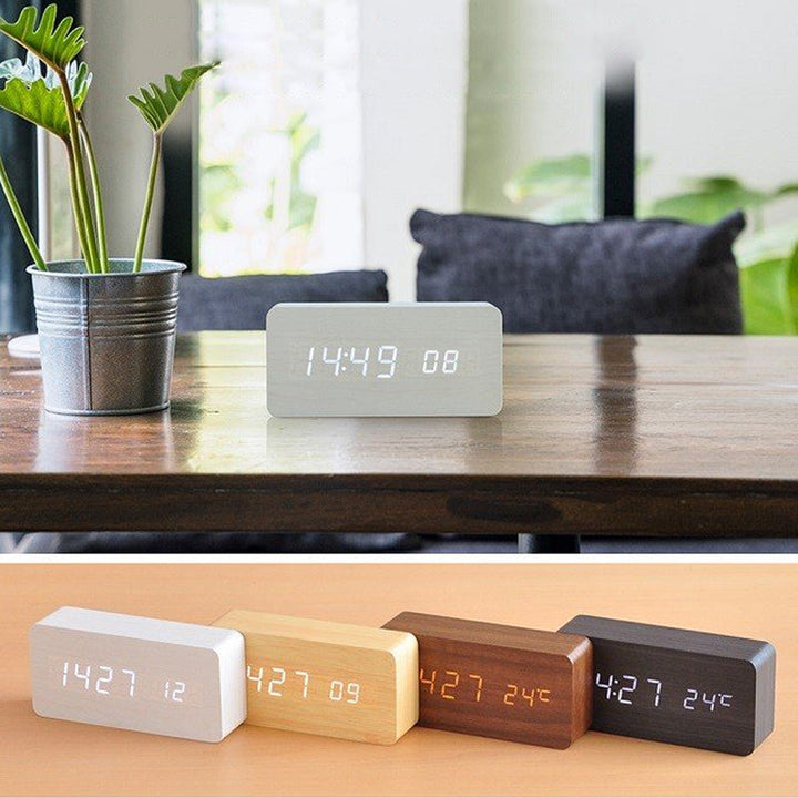 "Elegant LED träklocka med röststyrning, finns i beige, svart, vit och brun med justerbar LED-ljusstyrka."