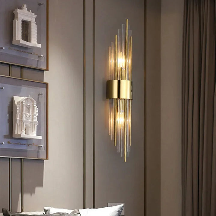 Elegant LED-vägglampa i guld med kristall. Modern design för lyxig inomhusbelysning i vardagsrum.