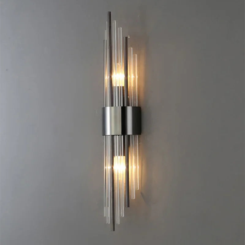 Svart LED-vägglampa med kristall, stämningsbelysning för sovrum. Modern och lyxig känsla.