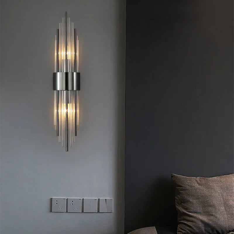 Designad LED-vägglampa i guld, inomhusbelysning. Accentuerar väggen med lyxig glans.