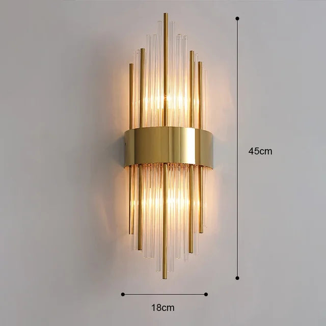 Exklusiv LED-vägglampa i guld och svart med kristall. Perfekt för modern, lyxig stämningsbelysning.