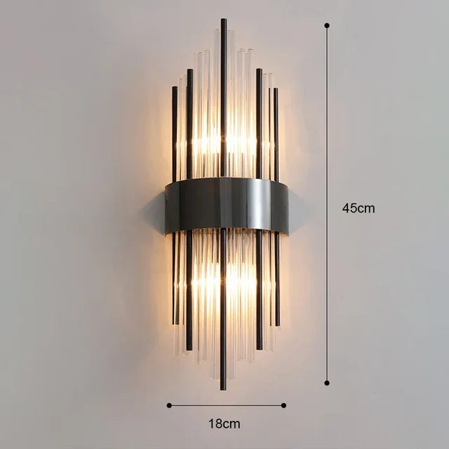 Modern svart LED-vägglampa med kristall. Skapar stämningsfull accentbelysning i hallen.