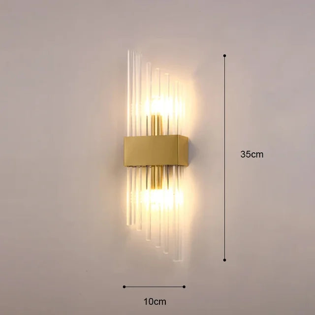 Lyxig designlampa, LED-vägglampa i guld. Modern inredning för sovrum och vardagsrum.