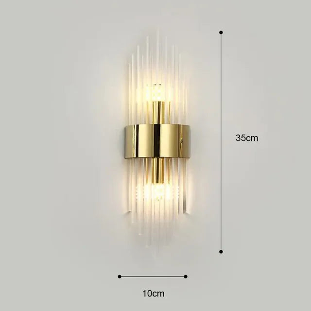 Modern guld LED-vägglampa, accentbelysning för hall. Ger ett lyxigt och välkomnande intryck.
