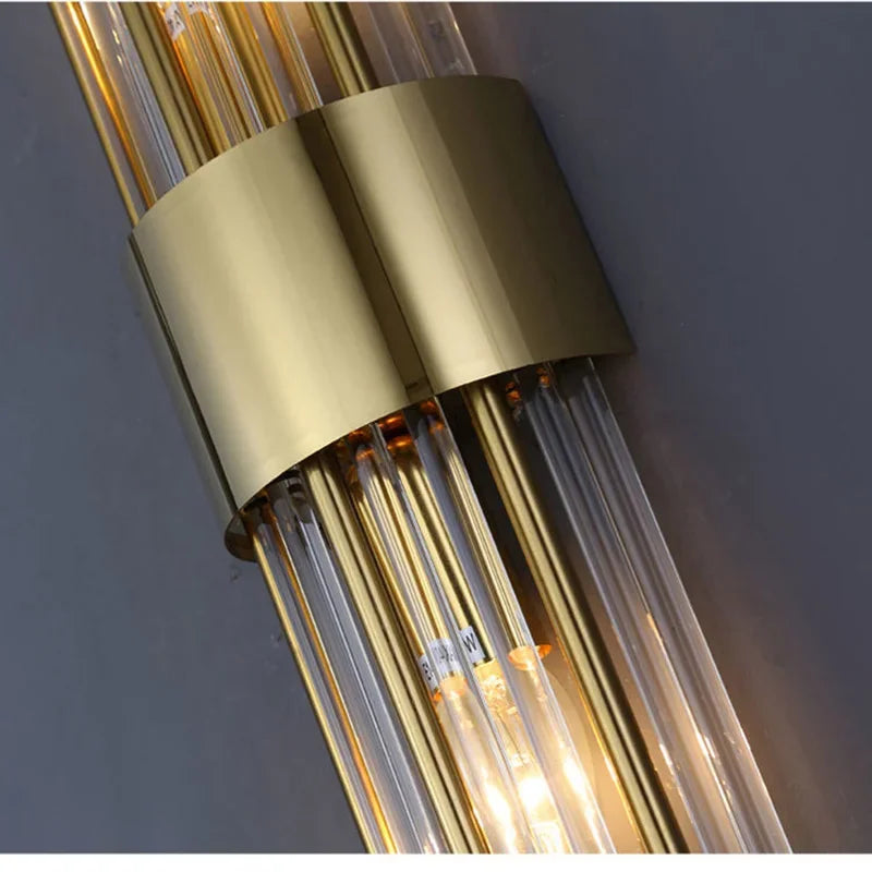 Kristall LED-vägglampa i guld/svart, lyxig inomhusbelysning. Idealisk för modern inredning.