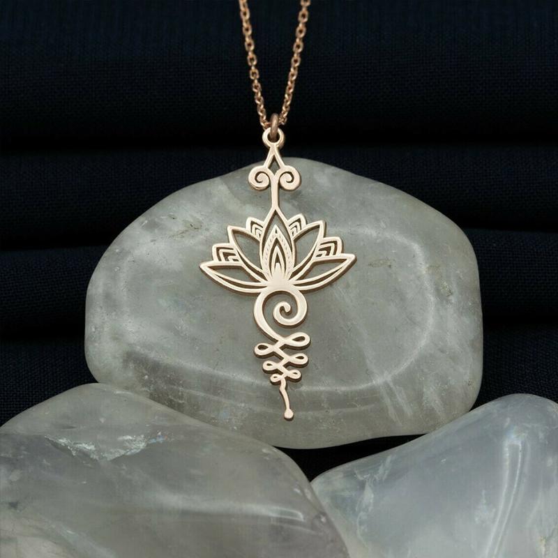 "Elegant lotusblomma halsband för kvinnor, hängande design i gyllene, silver och roséguld med glänsande finish och detaljrike