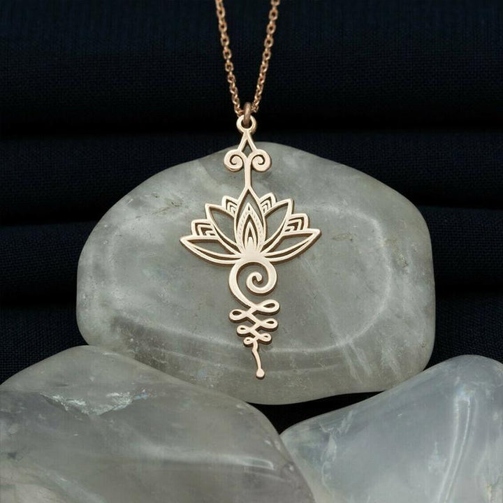 "Elegant lotusblomma halsband för kvinnor, hängande design i gyllene, silver och roséguld med glänsande finish och detaljrike