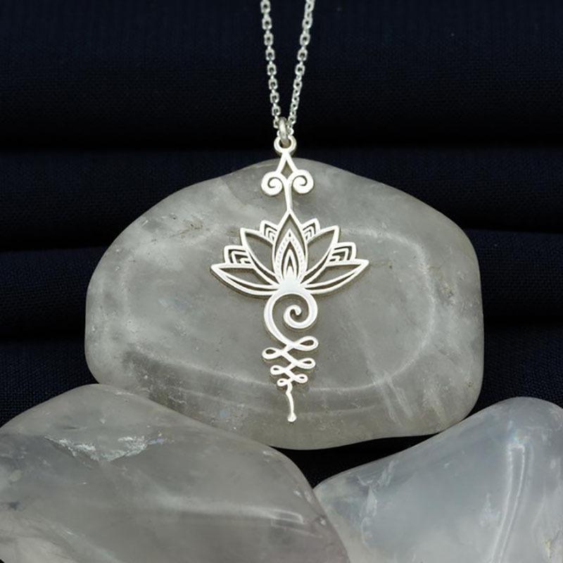 "Elegant lotusblomma halsband för kvinnor, hängande design i gyllene, silver och roséguld med glänsande finish och detaljrike