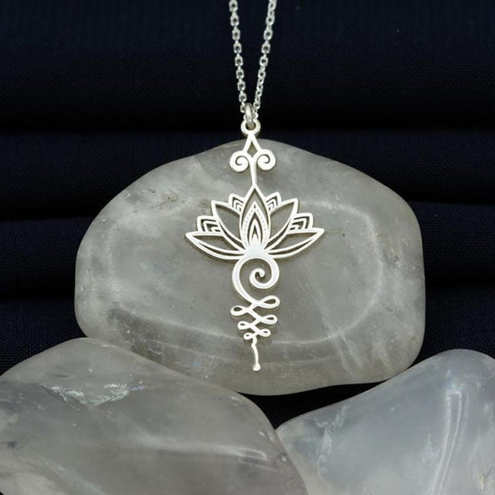 "Elegant lotusblomma halsband för kvinnor, hängande design i gyllene, silver och roséguld med glänsande finish och detaljrike