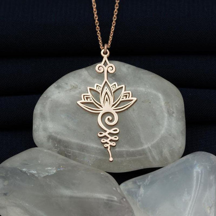 "Elegant lotusblomma halsband för kvinnor, hängande design i gyllene, silver och roséguld med glänsande finish och detaljrike