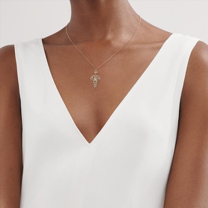 "Elegant lotusblomma halsband för kvinnor, hängande design i gyllene, silver och roséguld med glänsande finish och detaljrike