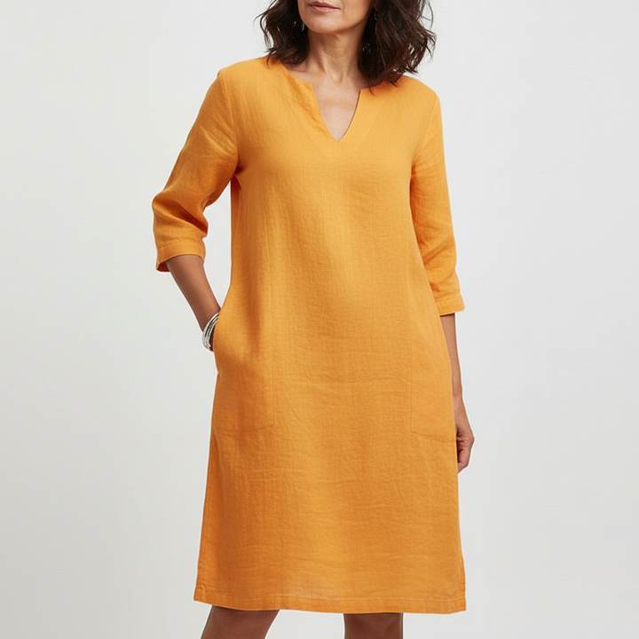 Luftig sommarklänning i elegant stil för kvinnor. Perfekt bekväm klänning för varma sommardagar.