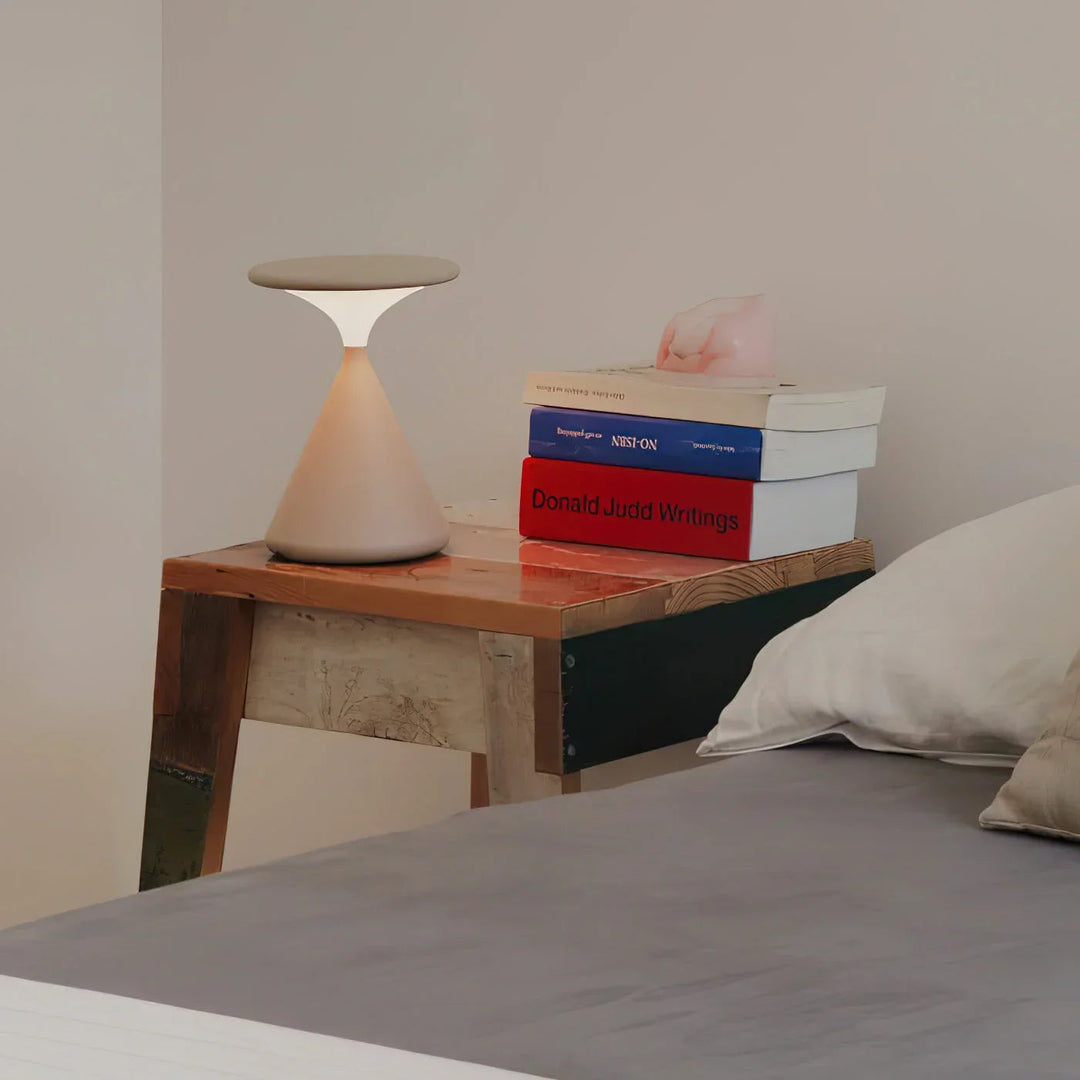 Uppladdningsbar LED-lampa LuminaHour i timglasform för mysbelysning och ambientljus.