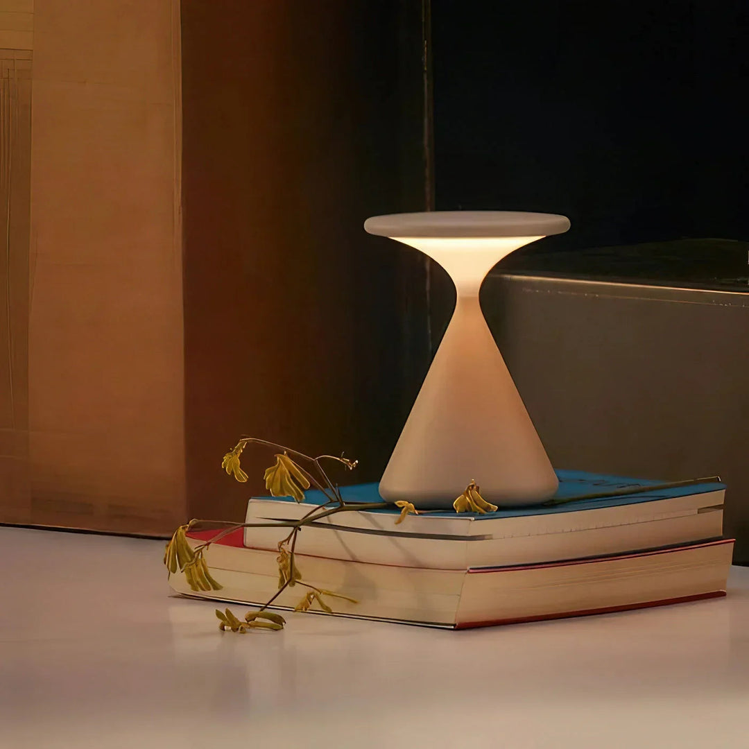 Designlampa LuminaHour med unik timglasdesign, idealisk som trådlös bordslampa.