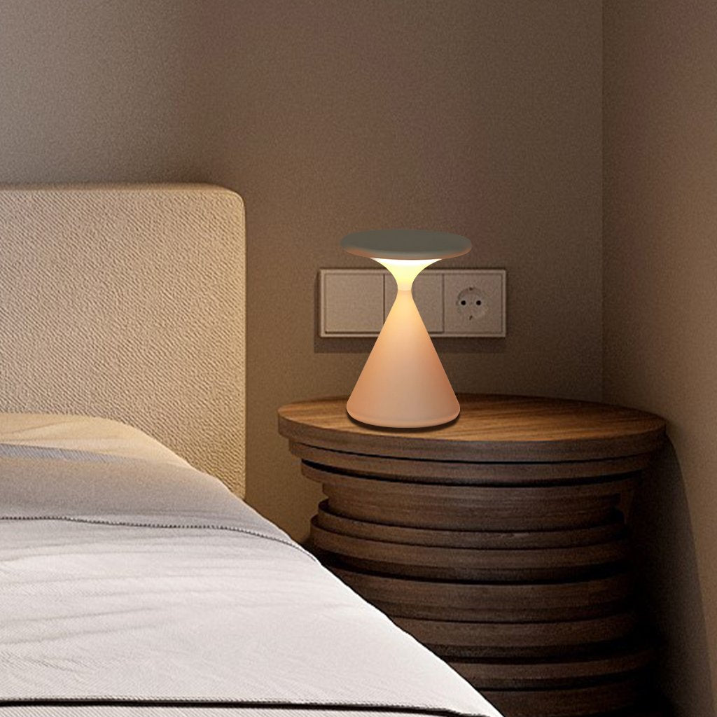 Modern timglaslampa LuminaHour; en trådlös bordslampa med stämningsfull LED-belysning.