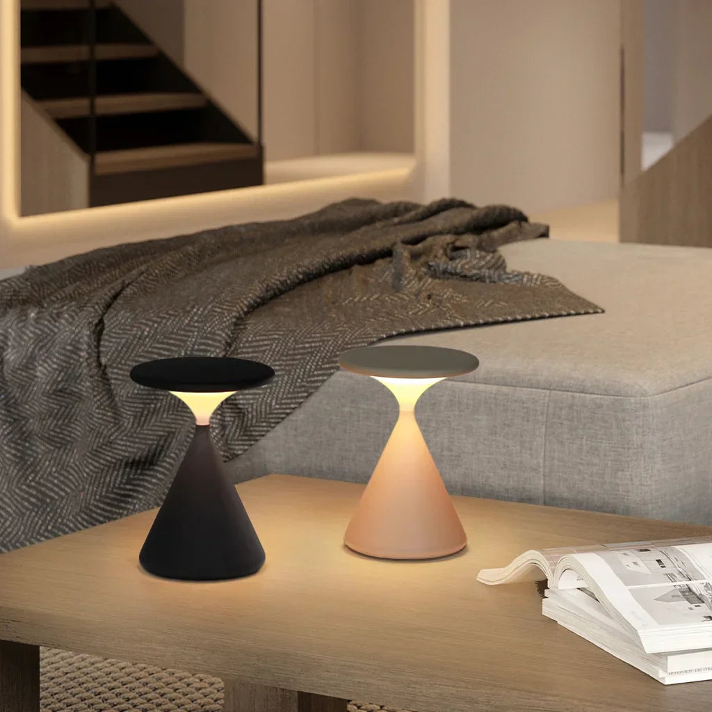 LuminaHour trådlös bordslampa med LED, elegant timglasdesign för vardagsrumsinredning.