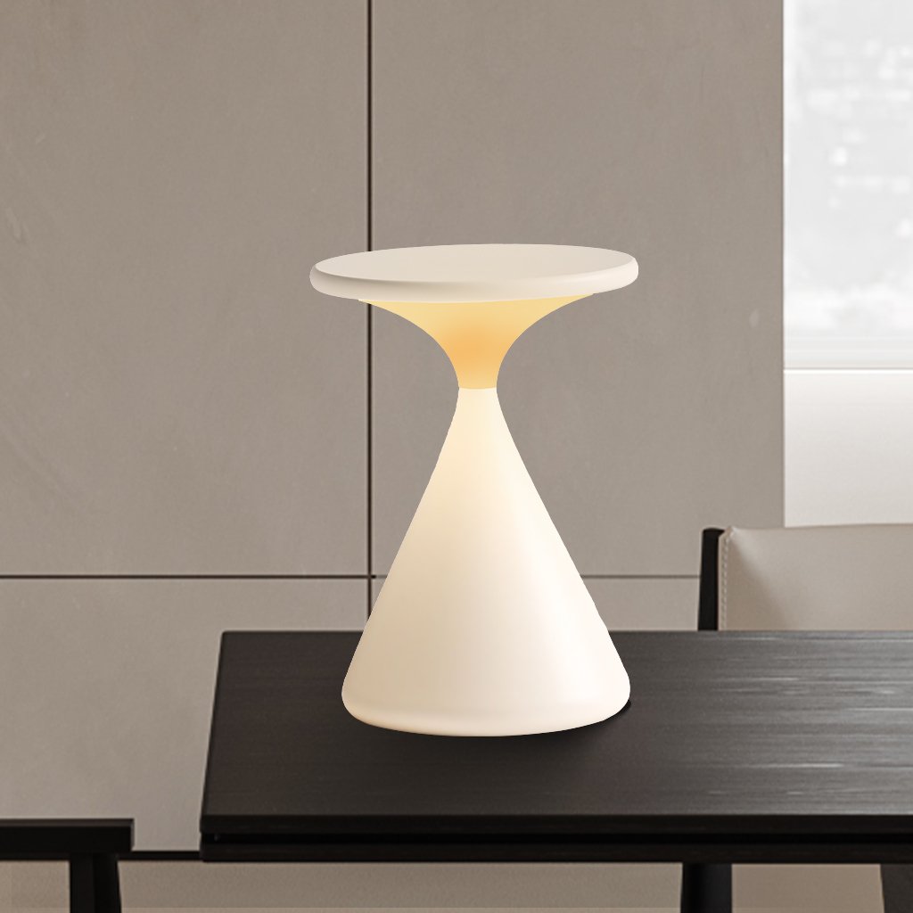 Snygg LuminaHour timglasdesignlampa, en trådlös LED-bordslampa för modern belysning.