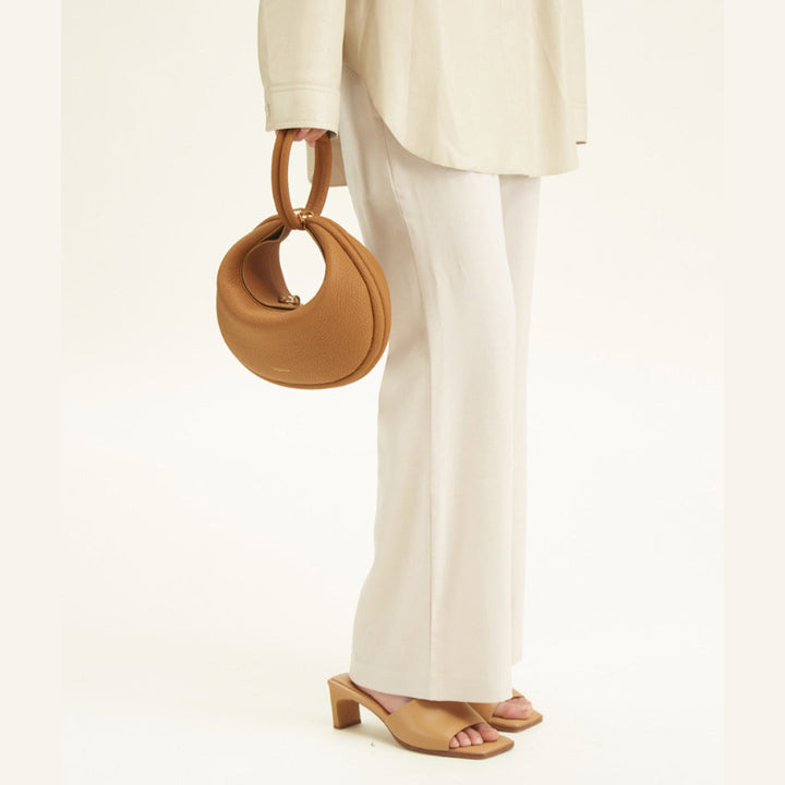 Luna vardagsväska bärs bekvämt som crossbody. Elegant fullnarvsläder och tidlös design för kvinnor.
