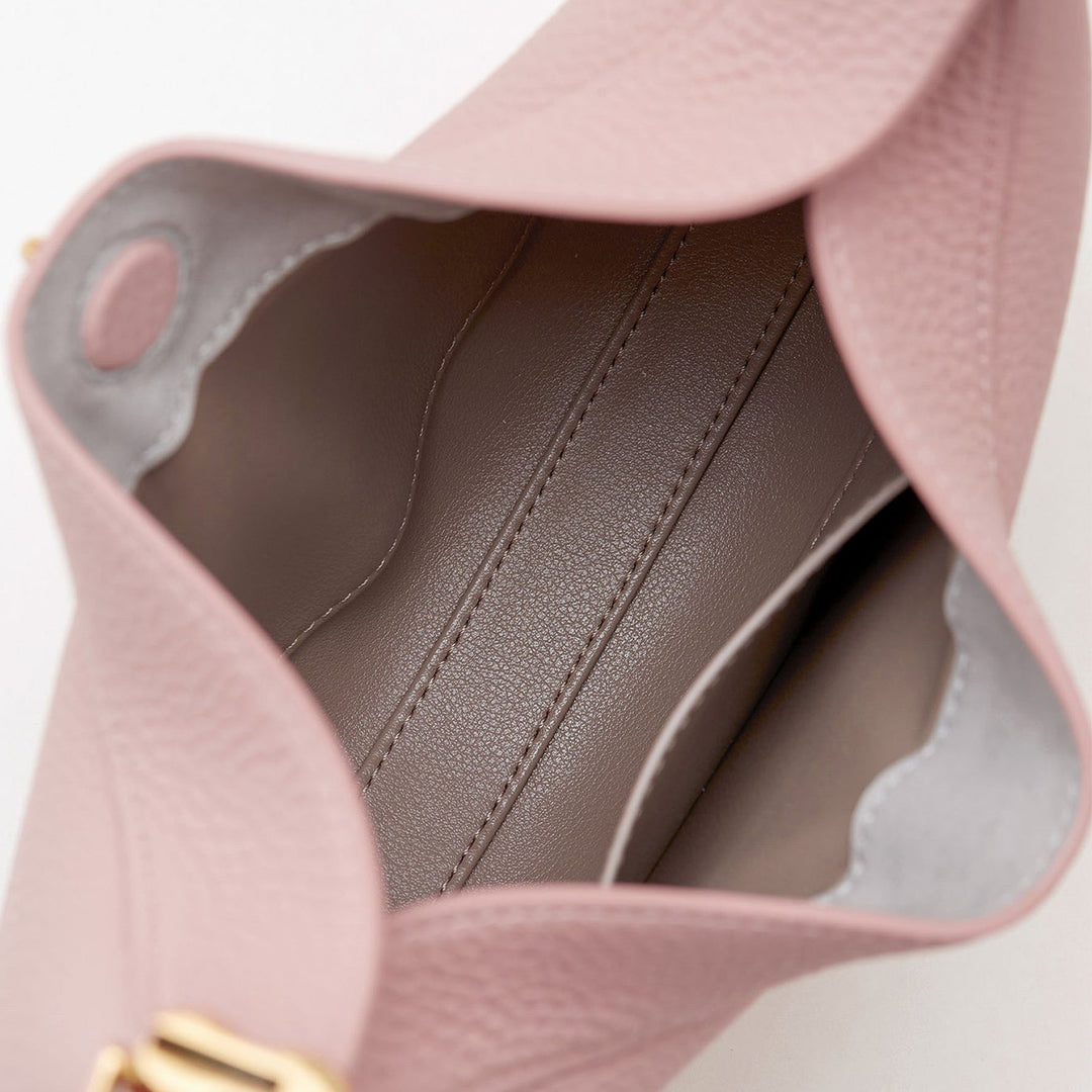 Bakre vy av Luna damväska i läder. Diskret och elegant design som passar både som axelrems- och crossbodyväska.