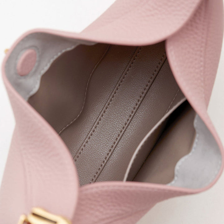 Bakre vy av Luna damväska i läder. Diskret och elegant design som passar både som axelrems- och crossbodyväska.
