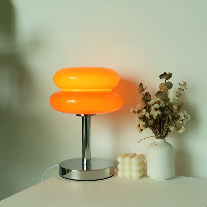 Elegant Macaron bordslampa i glas. Perfekt för stämningsfull heminredning och mysbelysning.
