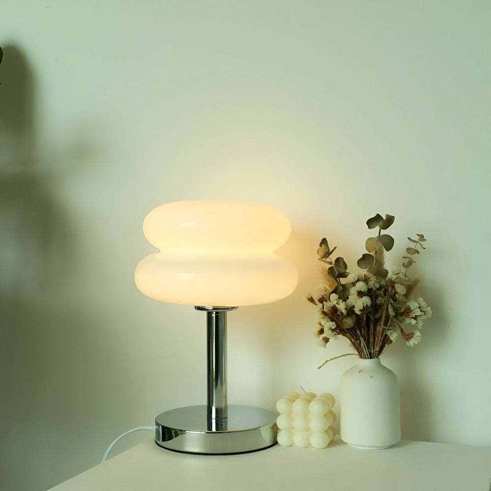 Stämningsfull bordslampa i glas. Skapar mysbelysning och bidrar till en härlig heminredning.