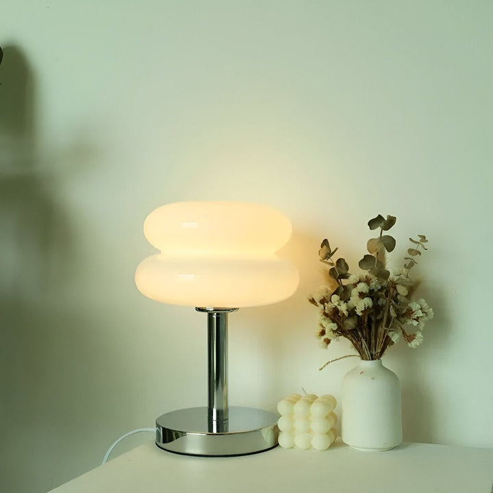 Stämningsfull bordslampa i glas. Skapar mysbelysning och bidrar till en härlig heminredning.