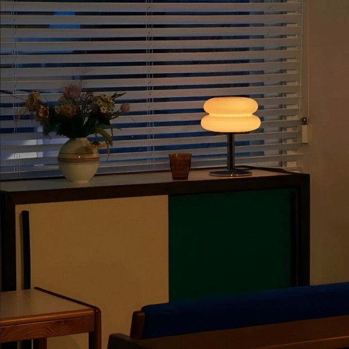 Modern designlampa i glas för snygg inredning. Idealisk som nattlampa eller accentbelysning.