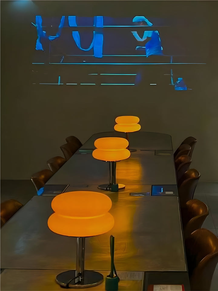 Nattlampa/bordslampa i elegant glasdesign. Ger ett varmt sken för mysiga kvällar i sovrummet.