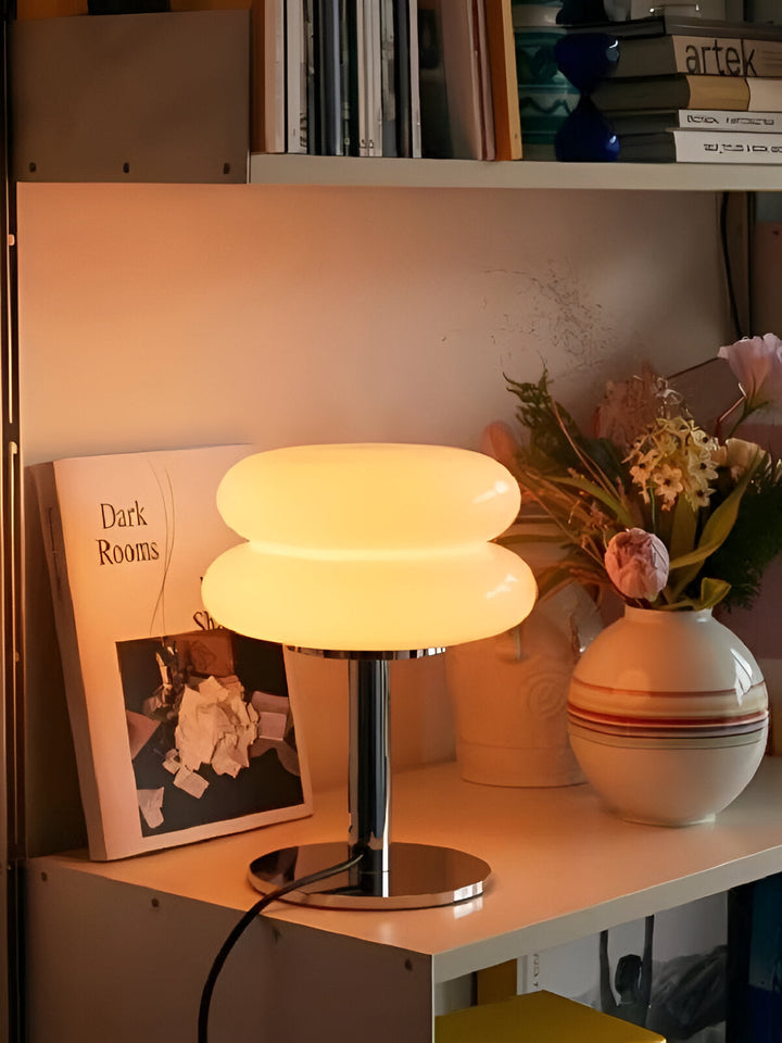 Stilren macaron bordslampa i frostat glas. En designlampa för modern och stilfull heminredning.