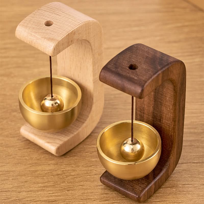Trä- och mässingsklocka med magnetfäste. En funktionell och designmedveten dörrklocka.