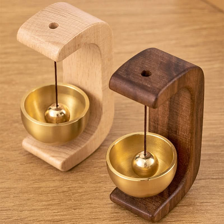 Trä- och mässingsklocka med magnetfäste. En funktionell och designmedveten dörrklocka.