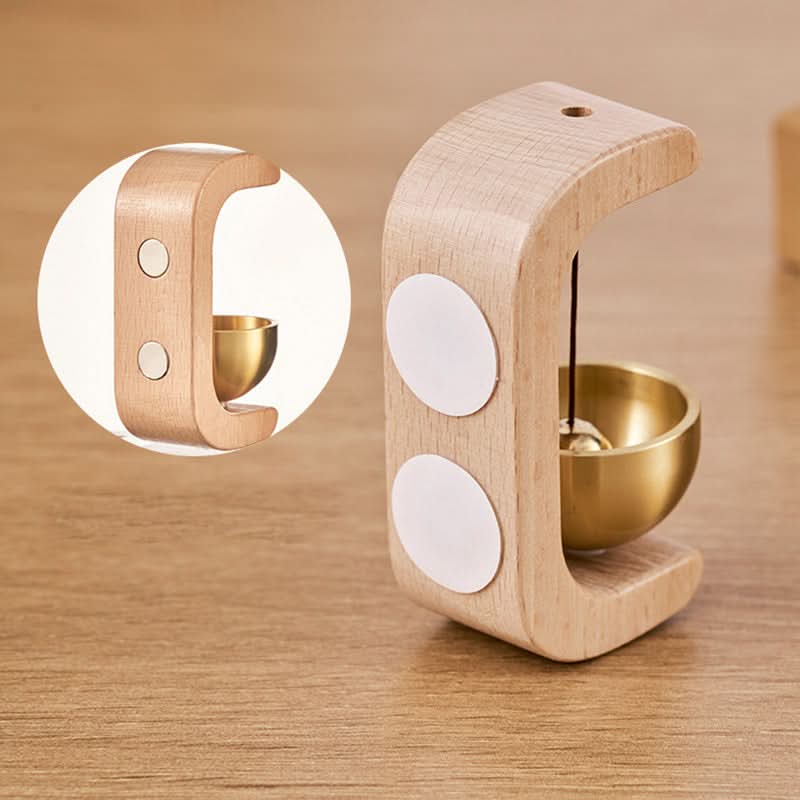 Magnetisk dörrklocka med minimalistisk design, skapar ett mjukt, välkomnande ljud.