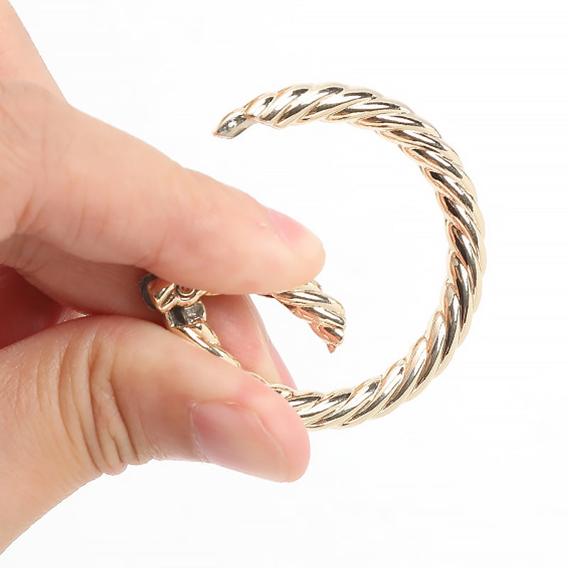 "Elegant magnetisk hattklämma i PU för resor, kompakt design i flera färger, perfekt för damtillbehör och hattsäkring."