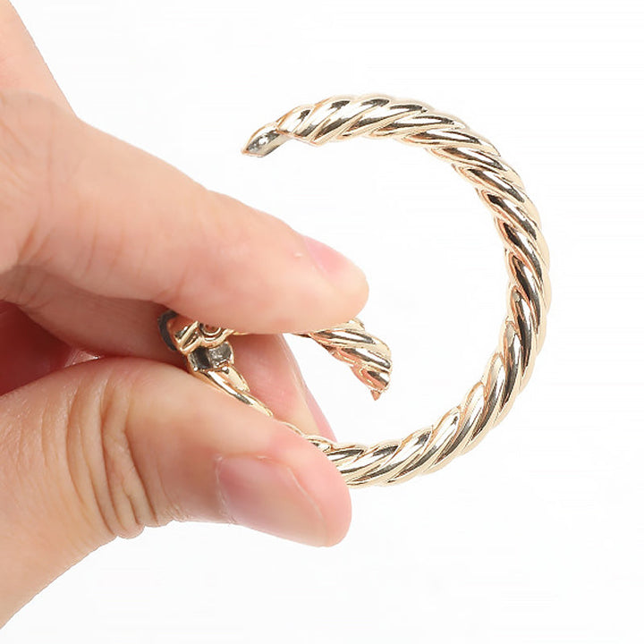 "Elegant magnetisk hattklämma i PU för resor, kompakt design i flera färger, perfekt för damtillbehör och hattsäkring."