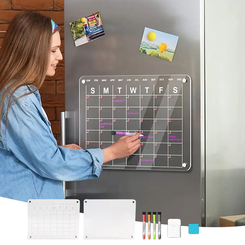 "Elegant magnetisk kylkalender i genomskinlig akryl med tydlig markör, perfekt för planering i modernt kök."