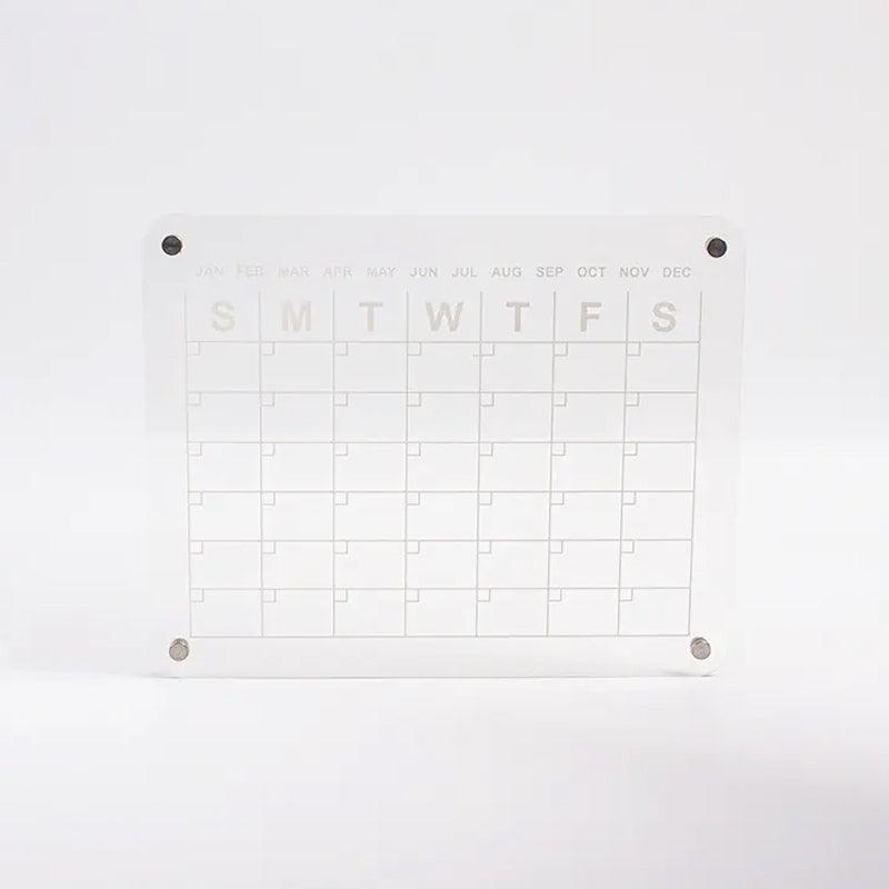 "Elegant magnetisk kylkalender i genomskinlig akryl med tydlig markör, perfekt för planering i modernt kök."