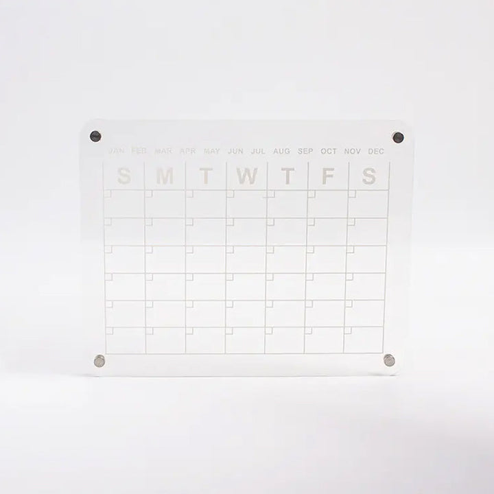 "Elegant magnetisk kylkalender i genomskinlig akryl med tydlig markör, perfekt för planering i modernt kök."