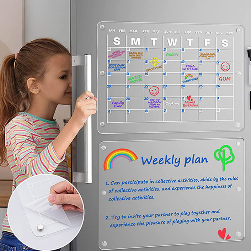 "Elegant magnetisk kylkalender i genomskinlig akryl med tydlig markör, perfekt för planering i modernt kök."