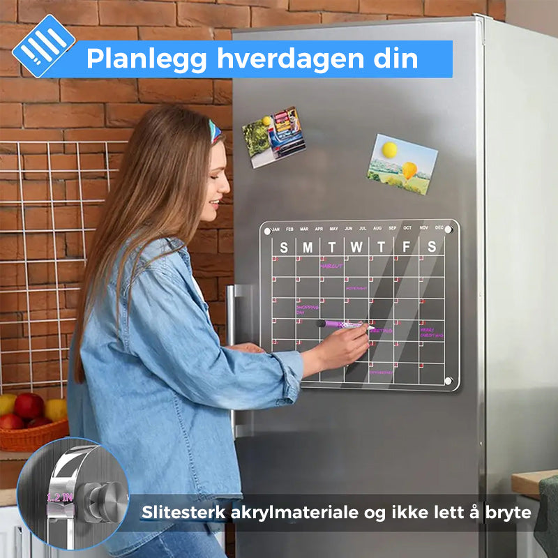 "Elegant magnetisk kylkalender i genomskinlig akryl med tydlig markör, perfekt för planering i modernt kök."