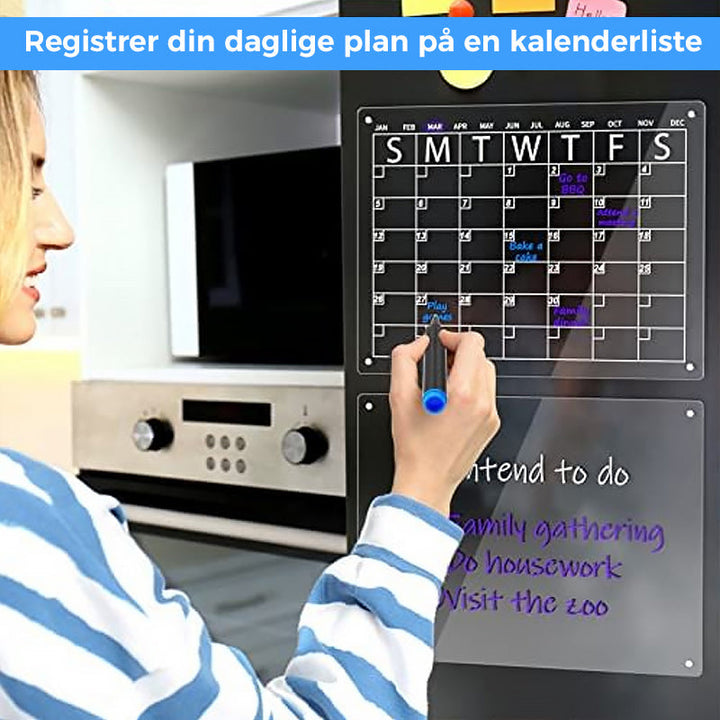"Elegant magnetisk kylkalender i genomskinlig akryl med tydlig markör, perfekt för planering i modernt kök."