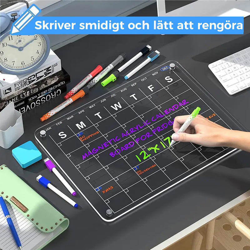"Elegant magnetisk kylkalender i genomskinlig akryl med tydlig markör, perfekt för planering i modernt kök."