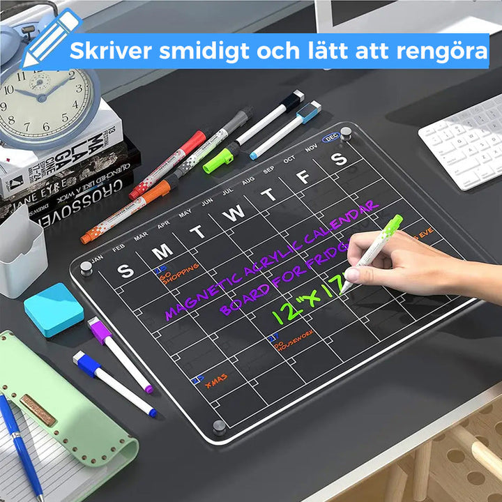 "Elegant magnetisk kylkalender i genomskinlig akryl med tydlig markör, perfekt för planering i modernt kök."