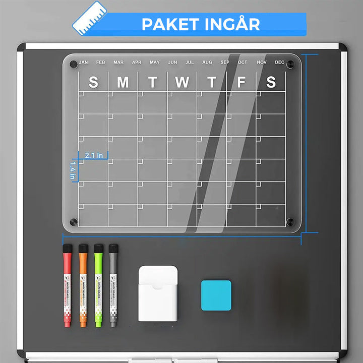 "Elegant magnetisk kylkalender i genomskinlig akryl med tydlig markör, perfekt för planering i modernt kök."