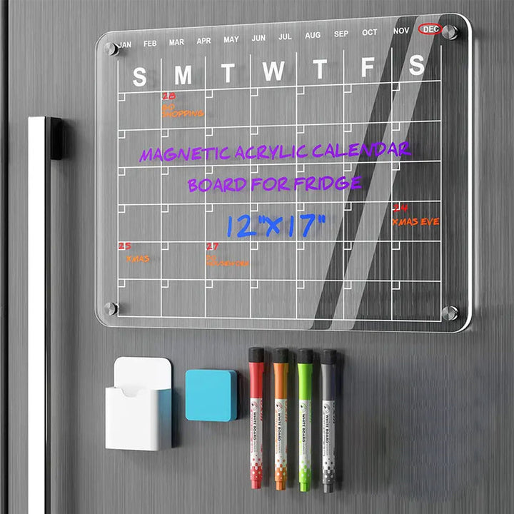 "Elegant magnetisk kylkalender i genomskinlig akryl med tydlig markör, perfekt för planering i modernt kök."