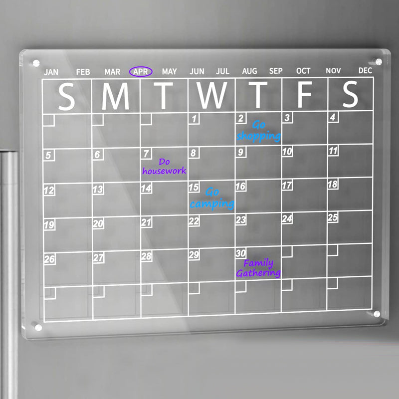 "Elegant magnetisk kylkalender i genomskinlig akryl med tydlig markör, perfekt för planering i modernt kök."