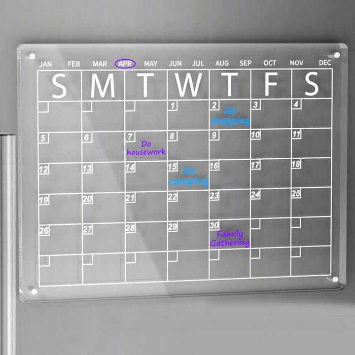 "Elegant magnetisk kylkalender i genomskinlig akryl med tydlig markör, perfekt för planering i modernt kök."