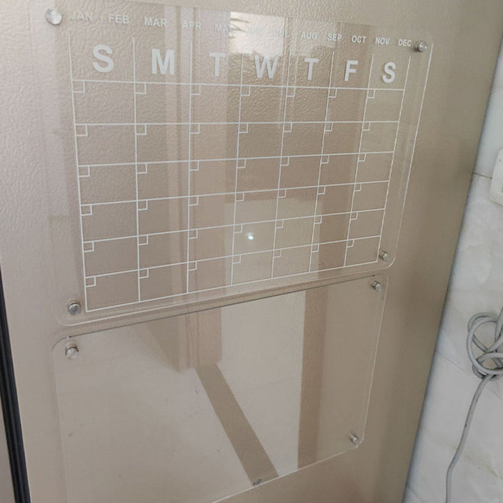 "Elegant magnetisk kylkalender i genomskinlig akryl med tydlig markör, perfekt för planering i modernt kök."