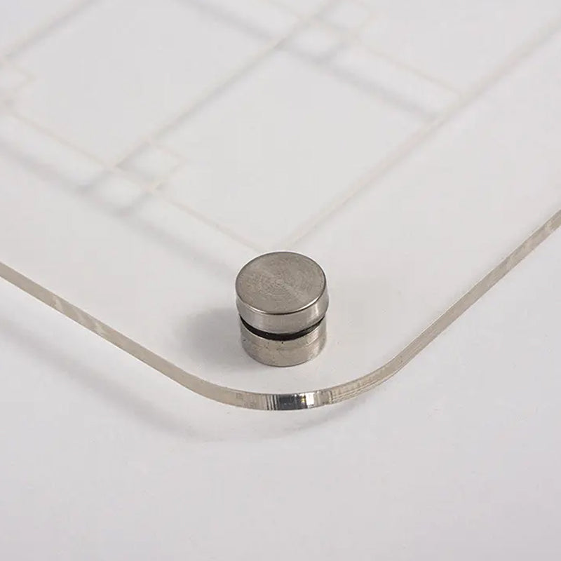 "Elegant magnetisk kylkalender i genomskinlig akryl med tydlig markör, perfekt för planering i modernt kök."