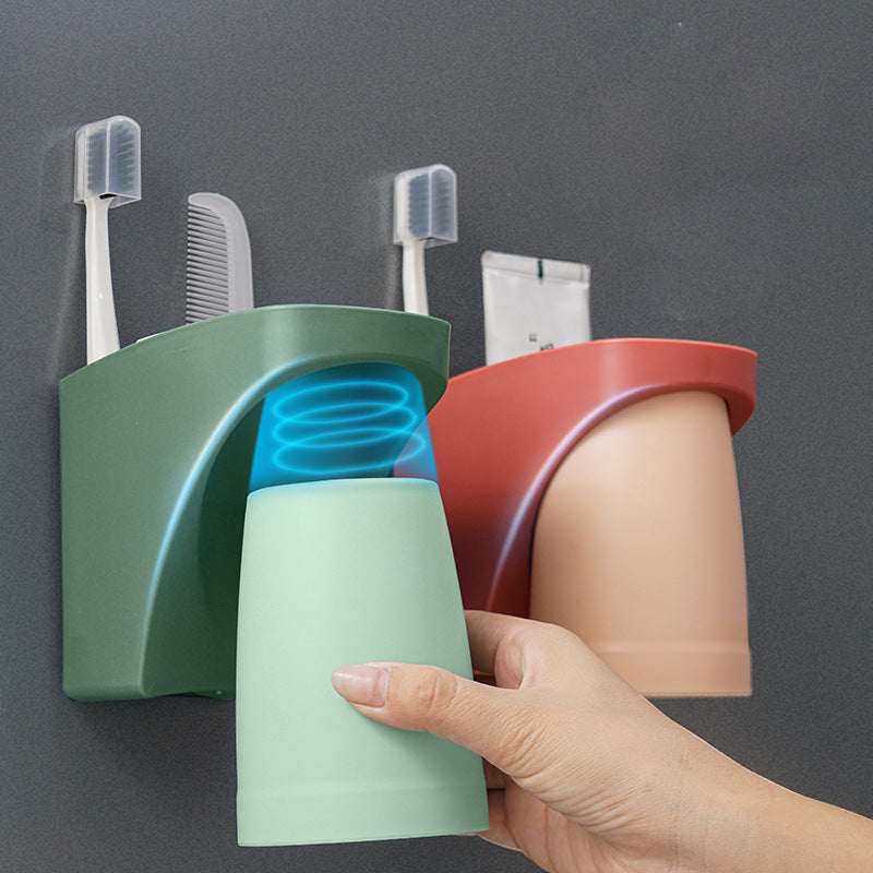 "Elegant magnetisk tandborsthållare med munvattenkopp i kompakt design, dammtät och vattentät för moderna badrum."